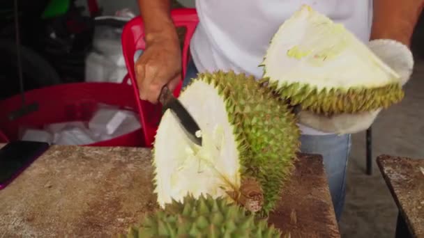 Asian Man Cutting Peeling Durian Knife Wearing Glove Opening King — Vídeos de Stock