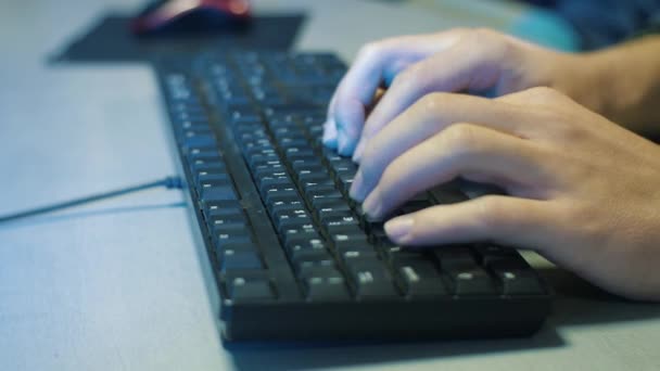 Man Hands Typing Keyboard Office Evening Time Static Shot Keyboard — 비디오