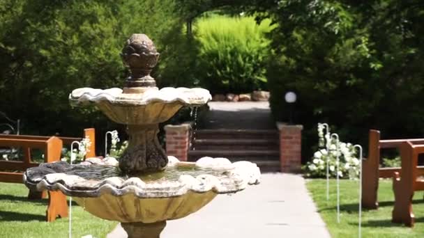 Flowing Water Fountain Green Lawn Gardens Pews Seats Background — Video