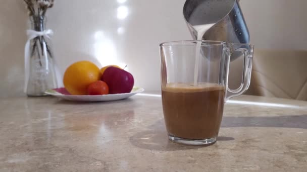 Kobieta Miesza Mleko Kawą Robię Kawę Latte Domu Kawę Mlekiem — Wideo stockowe