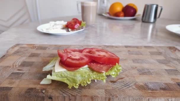 Close Healthy Sandwich Tomato Sausage Cheese Salad Sandwich Lies Cutting — Stockvideo