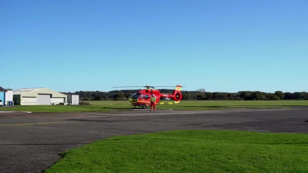 Midlands Air Ambulance Wolverhampton Halfpenny Green Airport Bobbington South Staffordshire — Stockvideo