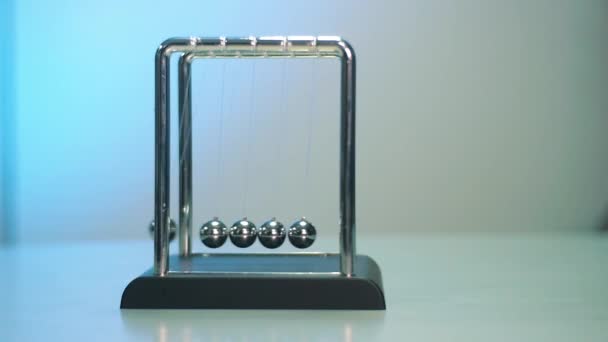 Newton Cradle Gray Table White Blue Background Metal Balls Thread — Vídeo de stock