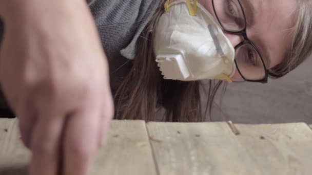 Woman Wearing Disposable Dust Mask While Measuring Wood — Stok video