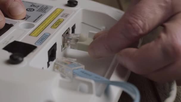 Мережевий Інженер Фіксує Кабелі Ethernet Між Пристроями — стокове відео