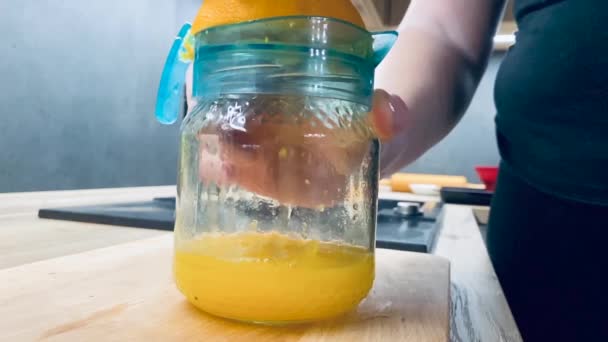 Juicing Fresh Orange Healthy Juice Kitchen Counter Side Shot Slow — Stock video