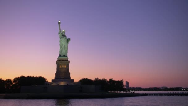 Establishing Shot Statue Liberty Silouhette Dawn Shot Boat Orange Violet — Stockvideo