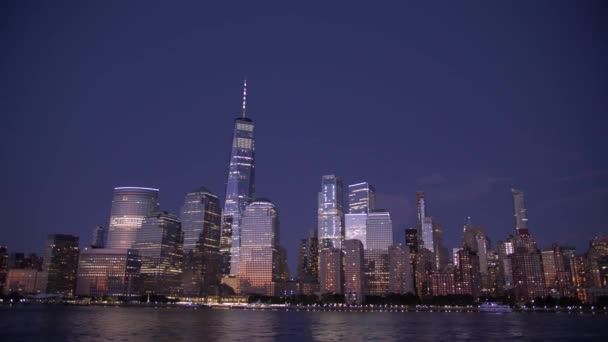 Tiro Mão Larga Nova York Skyline Pôr Sol Barco Rio — Vídeo de Stock