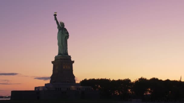 Establishing Shot Statue Liberty Silouhette Dawn Shot Boat Orange Violet — Stockvideo