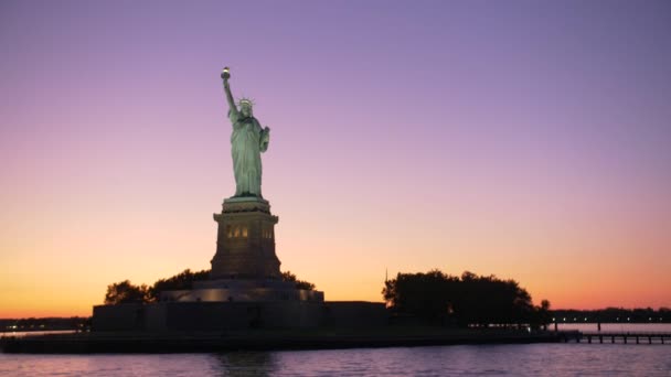 Establishing Shot Statue Liberty Silouhette Dawn Shot Boat Orange Violet — 비디오