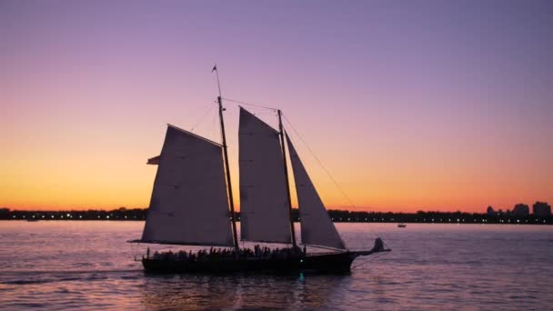 Hudson River Shot Boat Showing Sailing Ship Dusk Teal Orange — Stock video