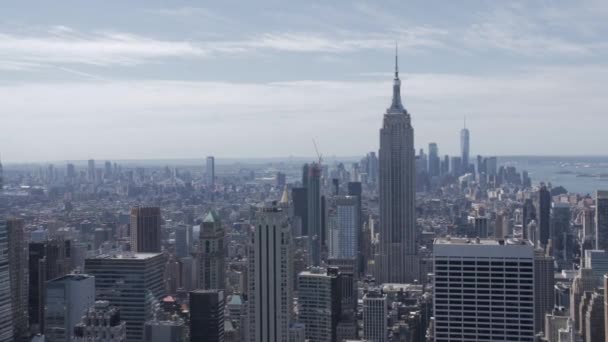 Handheld Shot Empire State Building Rockfeller Center Observation Deck Cloudy — 图库视频影像