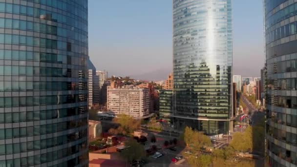 Lecąc Tyłem Między Dwoma Budynkami Odsłaniającymi Panoramę Santiago Chile — Wideo stockowe