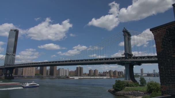 Handheld Panning Shot Manhattan Seen Brooklyn Sunny Cloudy Summer Day — Stock Video
