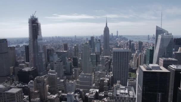 Wide Handheld Pan Shot Manhattan Rockfeller Center Observation Deck Cloudy — Stock Video