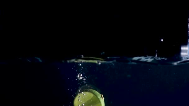 High Fps Slow Motion Reverse Video Lime Slice Splashing Water — Video