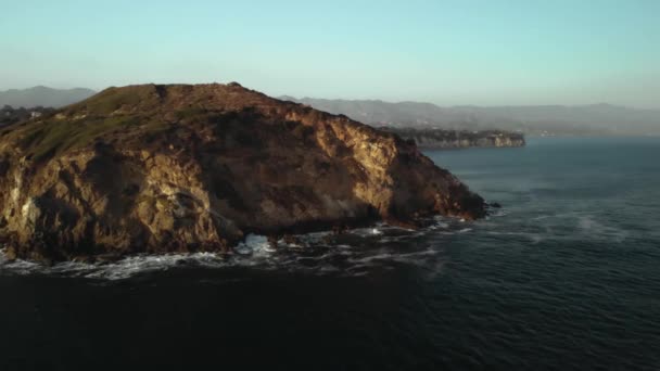 Aerial Shot Point Dume Cliffs Malibu California Waves Crash Rocks — Wideo stockowe