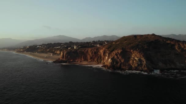 Aerial Shot Point Dume Cliffs Malibu California Waves Crash Rocks — Vídeo de stock