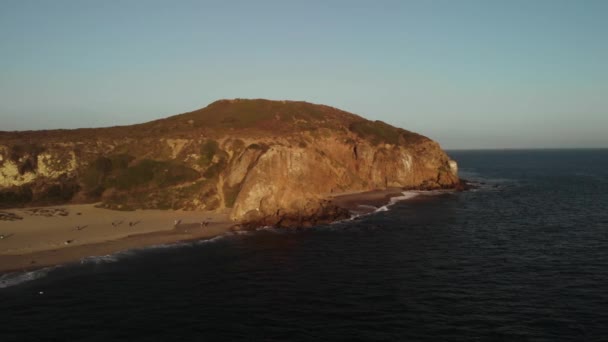 Aerial Shot Point Dume Cliffs Malibu California Evening Vibrant Sun — Stock video