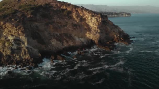 Aerial Shot Point Dume Cliffs Malibu California Waves Crash Rocks — Stock video