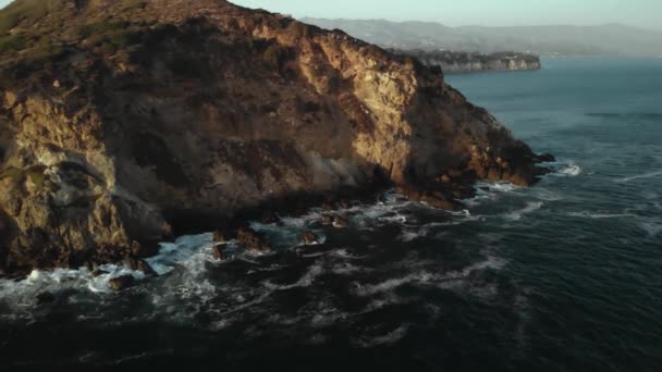 Aerial Shot Point Dume Cliffs Malibu California Waves Crash Rocks — Vídeo de Stock