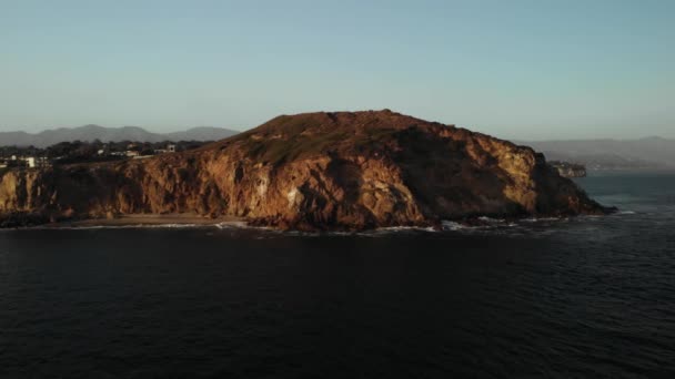Aerial Shot Beautiful Point Dume Cliff Malibu Calm Evening Vibrant — Vídeo de Stock