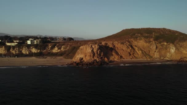 Aerial Shot Point Dume Cliffs Malibu California Waves Crash Rocks — Vídeo de stock