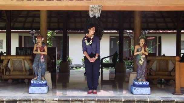 Beautiful Girl Bowing Two Traditional Sculptures Bali — Stockvideo