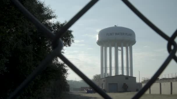 Morning Light Flint Michigan Water Plant Water Tower Stands Sentinel — Vídeos de Stock