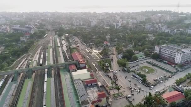 Stadslandschap Met Treinstation Straten Park Gebouwen Onder Een Stoffige Hemel — Stockvideo