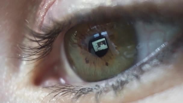 Macro Close Reflection Screen Females Eye Watching Online Video — Wideo stockowe