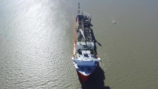Aerial View Cargo Ship Arriving Port Help Tugs — Wideo stockowe