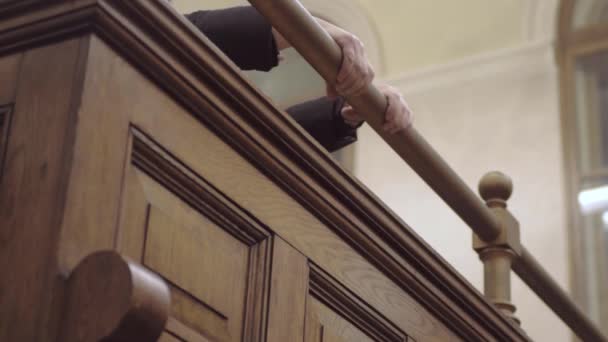 Руки Підсудного Чекають Доках Судової Кімнати — стокове відео