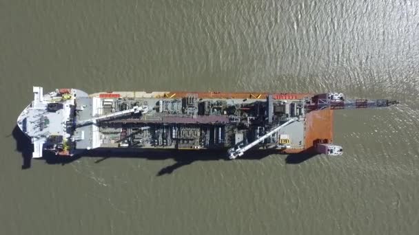 Widok Powietrza Statek Towarowy Przybywający Portu Pomocą Holowników — Wideo stockowe