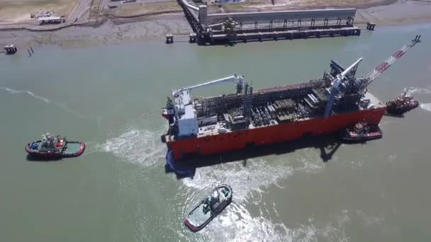 Aerial View Cargo Ship Arriving Port Help Tugs — 图库视频影像