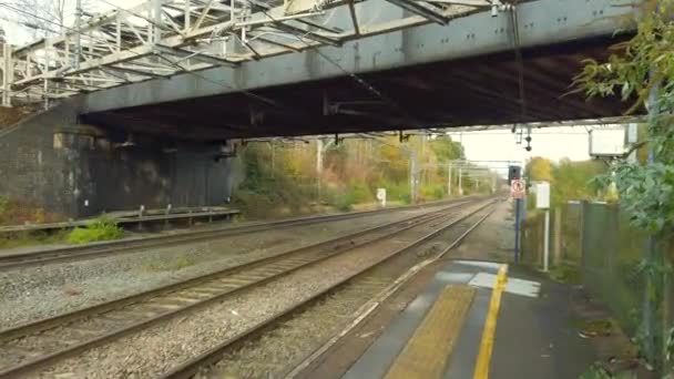 Train Sandbach Station Waiting Moving Poeple Boarding — Stock video