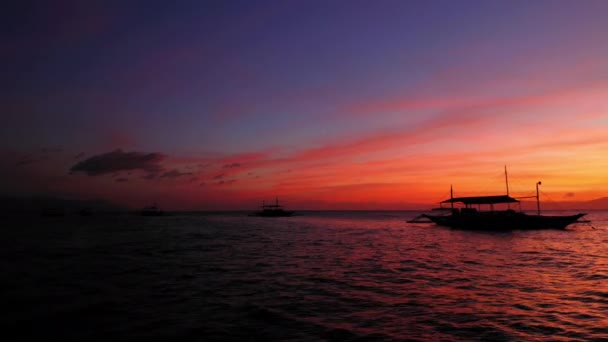 Barco Aranha Filipino Clássico Durante Pôr Sol Laranja Moalboal Cebu — Vídeo de Stock