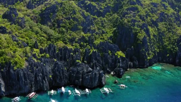 Αεροφωτογραφία Της Κρυμμένης Λιμνοθάλασσας Πολλές Βάρκες Αράχνες Σταθμευμένες Coron Palawan — Αρχείο Βίντεο