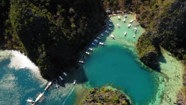 Spider Boten Geparkeerd Blauwe Lagune Luchtfoto Coron Palawan Filippijnen — Stockvideo