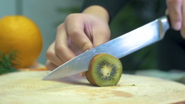 Mujeres Cámara Lenta Cortando Kiwi Cuchillo Rebanando Fruta Kiwi Fresca — Vídeos de Stock