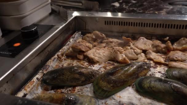 Közelkép Valakiről Aki Húst Készít Egy Koreai Grill Étteremben Tenger — Stock videók