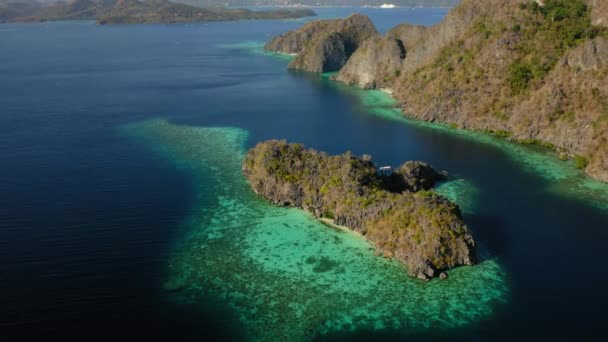 Malwawey Coral Garden Banul Beach Rocks Coast Coron Island Palawan — Vídeos de Stock