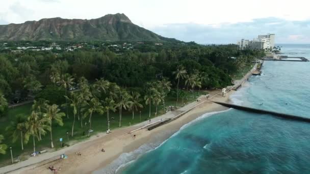 Drone Sulla Spiaggia Waikiki Con Diamond Head Poco Prima Del — Video Stock