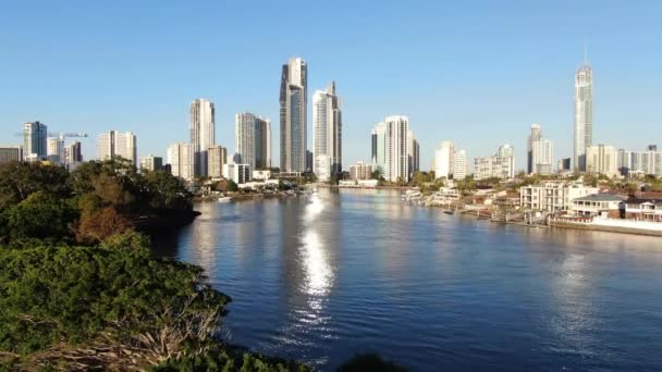 Ascending Shot Surfers Paradise Approaching Sunset Beautiful Reflection Water — Wideo stockowe