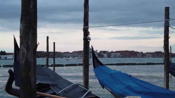 Венецианские Гондолы Припаркованные Причале Венецианского Канала Замедленная Съемка — стоковое видео