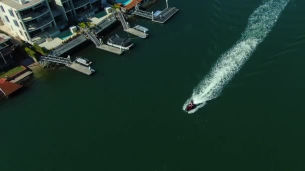 Jet Ski Rider Cruising Luxury Homes Gold Coast Canal Beautiful — Stok video