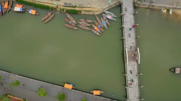 Αεροφωτογραφία Του Ποταμού Που Διασχίζουν Την Πόλη Και Σκάφη Στη — Αρχείο Βίντεο