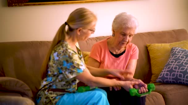 Home Healthcare Therapist Helping Elderly Woman Physical Therapy Hand Weights — Vídeos de Stock