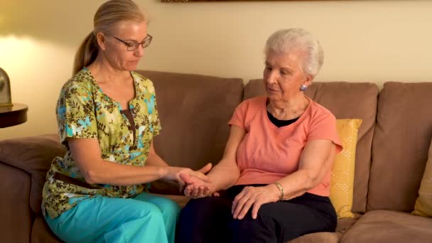 Measurement Pulse Elderly Woman Placed Finger Heart Rate Monitor — Vídeo de Stock