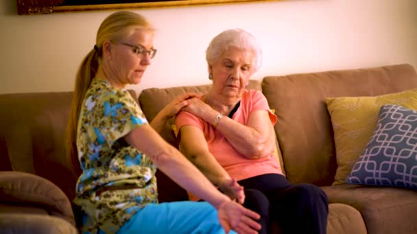 Home Healthcare Therapist Helping Elderly Woman Arm Stretches — Vídeo de Stock